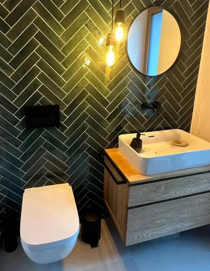 Fertig gefliestes Badezimmer mit Dusche