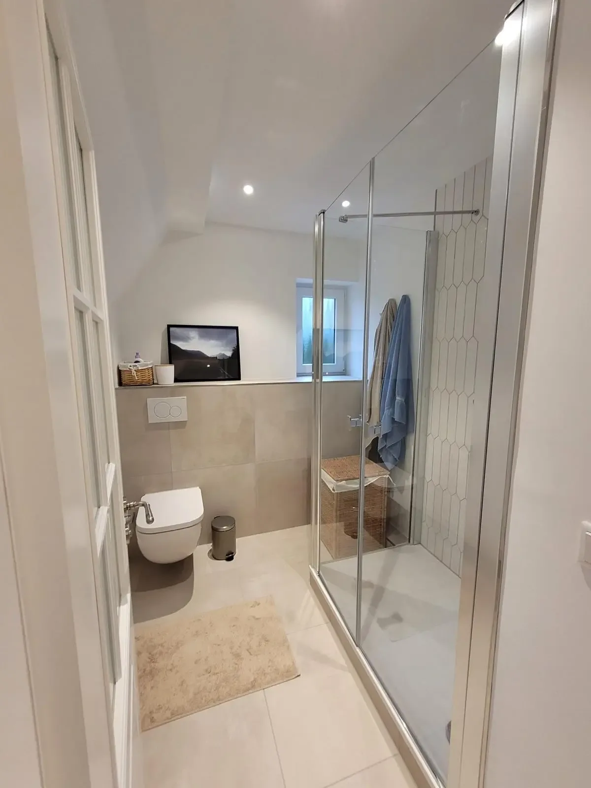 Gefliestes Badezimmer mit bodengleicher Dusche