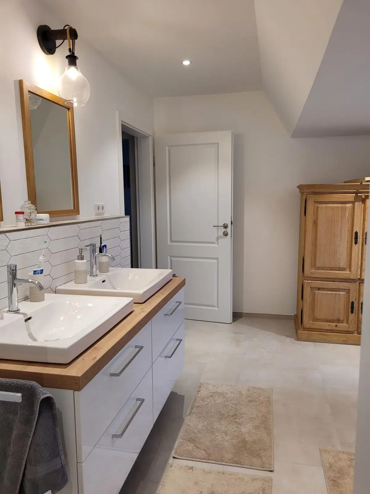 Badezimmer mit Wanne und gefliester Nische