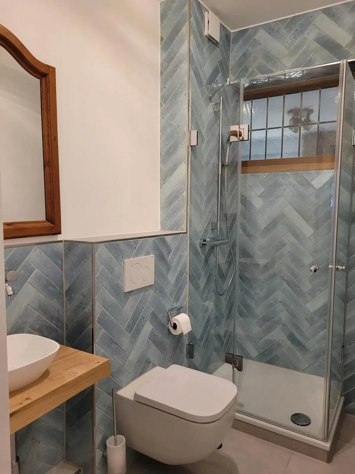 Badezimmer mit großformatigen Wandfliesen