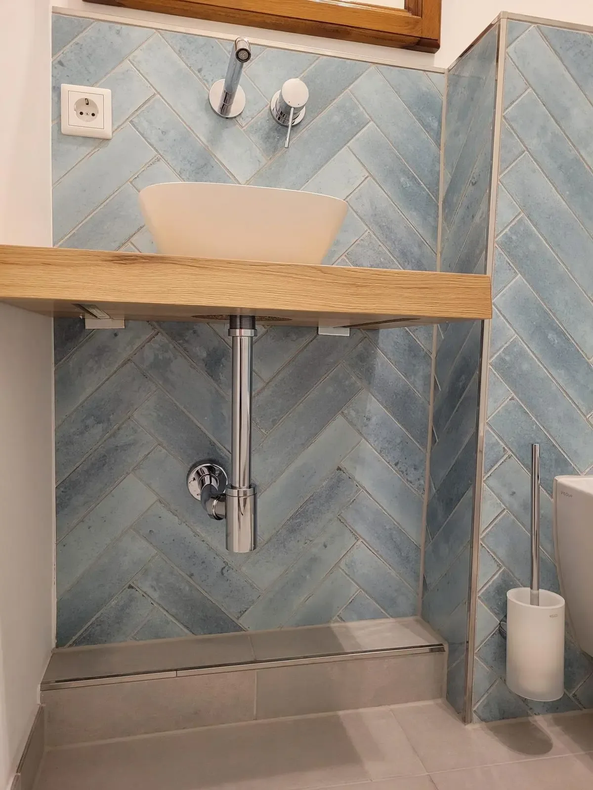 Gefliestes Gäste-WC mit Waschtisch